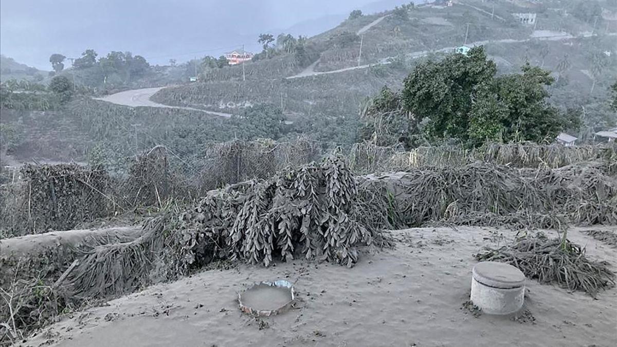 Cenizas en la isla caribeña de San Vicente, por la erupción del volcán La Soufrière