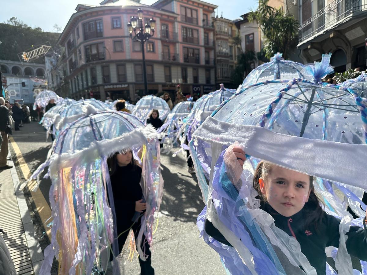 Medusas del colegio Ramón Muñoz desfilando por el centro de Luarca.