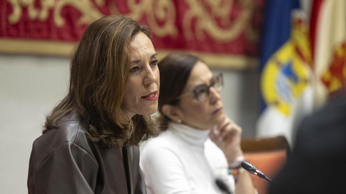La consejera Jéssica de León (i) junto a la diputada de NC-Bc Natalia Santana durante su comparecencia en el Parlamento.