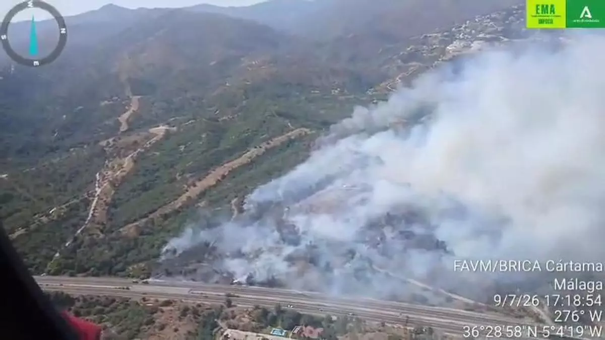 Incendio forestal en Benahavís: cortada la AP-7 y desalojadas viviendas de la zona