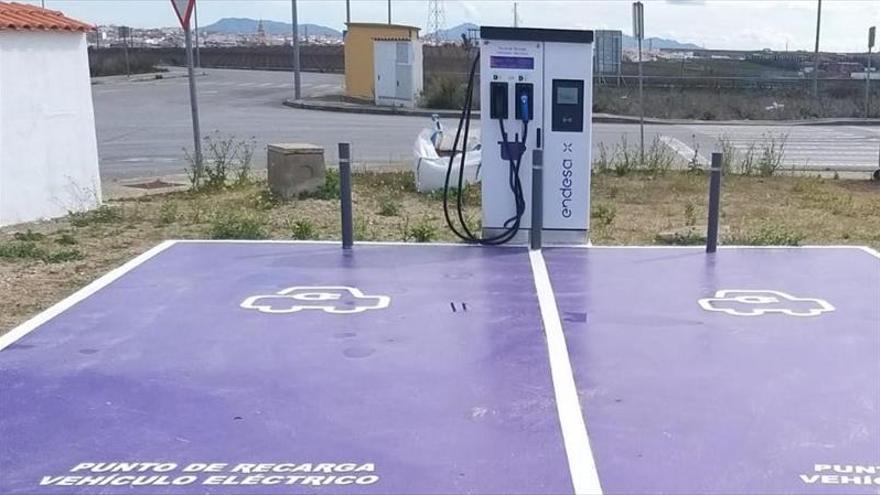 Endesa instala un nuevo punto de recarga rápida de vehículo eléctrico en Villafranca de los Barros