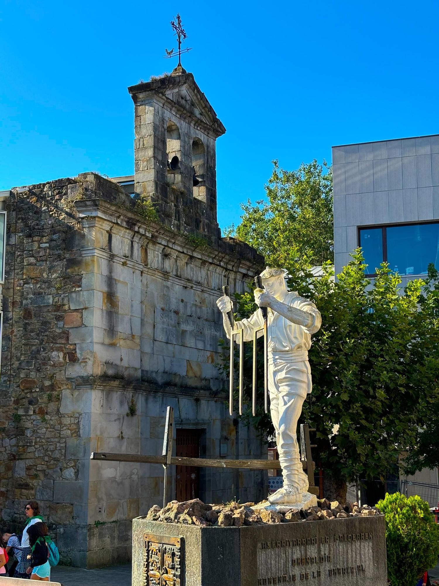 Monumento al baserritarra frente a la iglesia de Andra Mari, en Mungía.