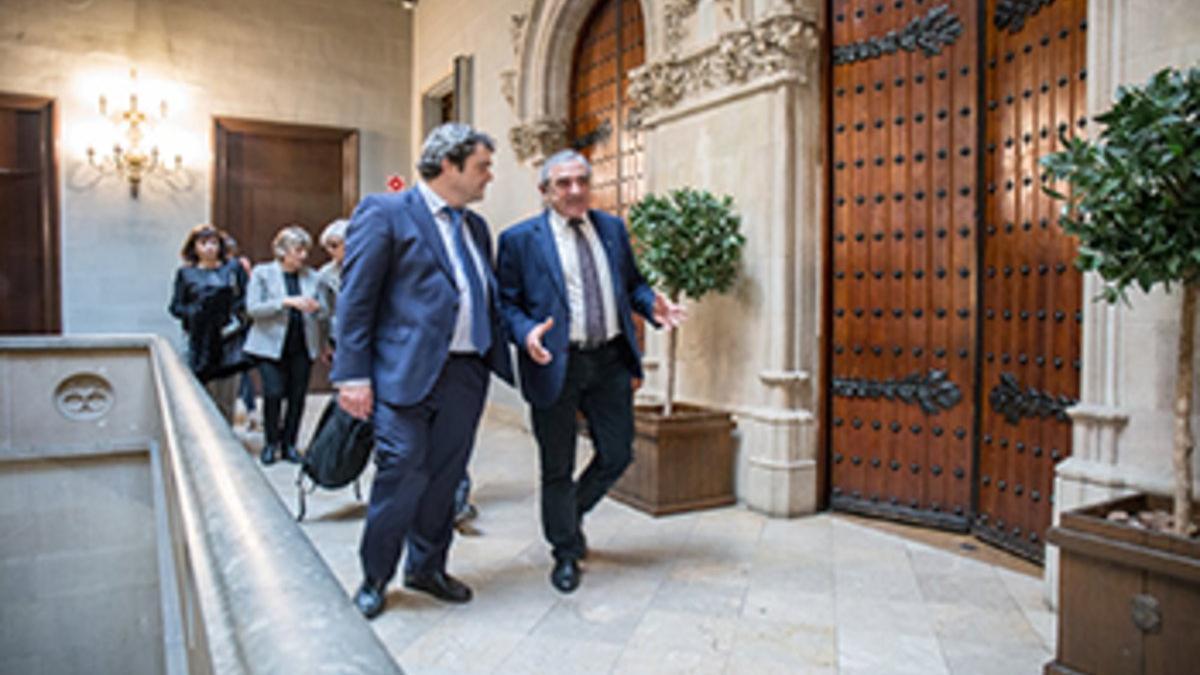 El alcalde de Terrassa, Alfredo Vega, con el director del Servicio Catalán de la Salud-CatSalut, Adrià Comella.