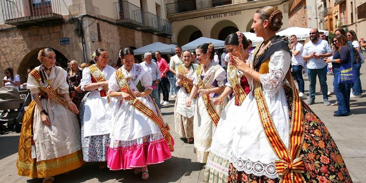 La reina de Vila-real y sus damas han mostrado en la tradicional Crida sus ganas de vivir las fiestas con intensidad.