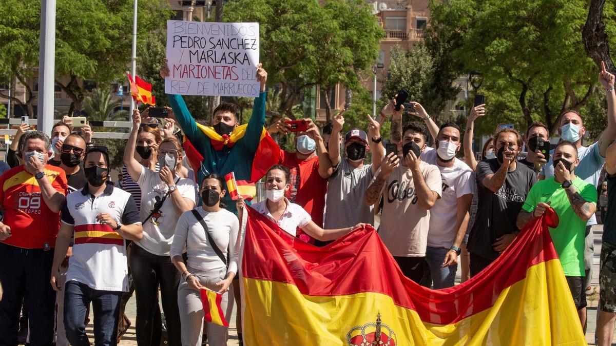 Gritos de "dimisión" y abucheos a Pedro Sánchez a su llegada a Ceuta