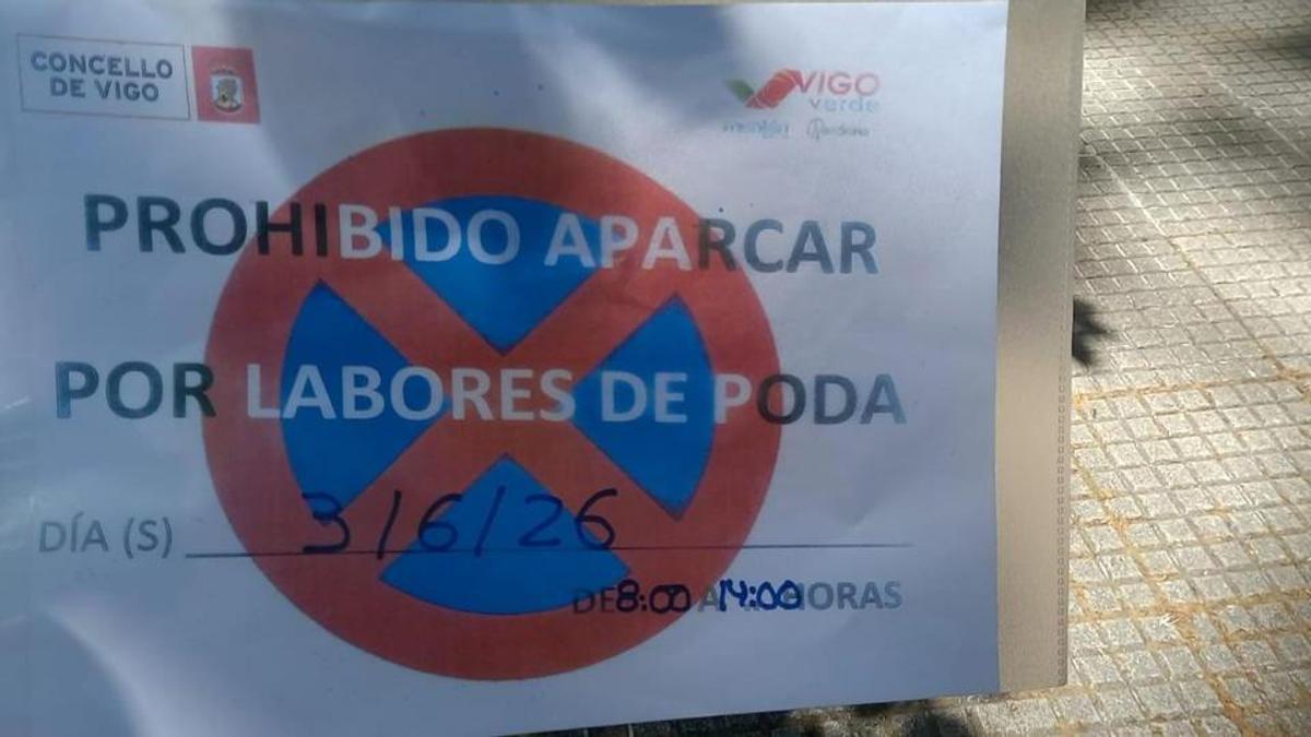 Cartel del Concello advirtiendo de podas en la zona de Castrelos.