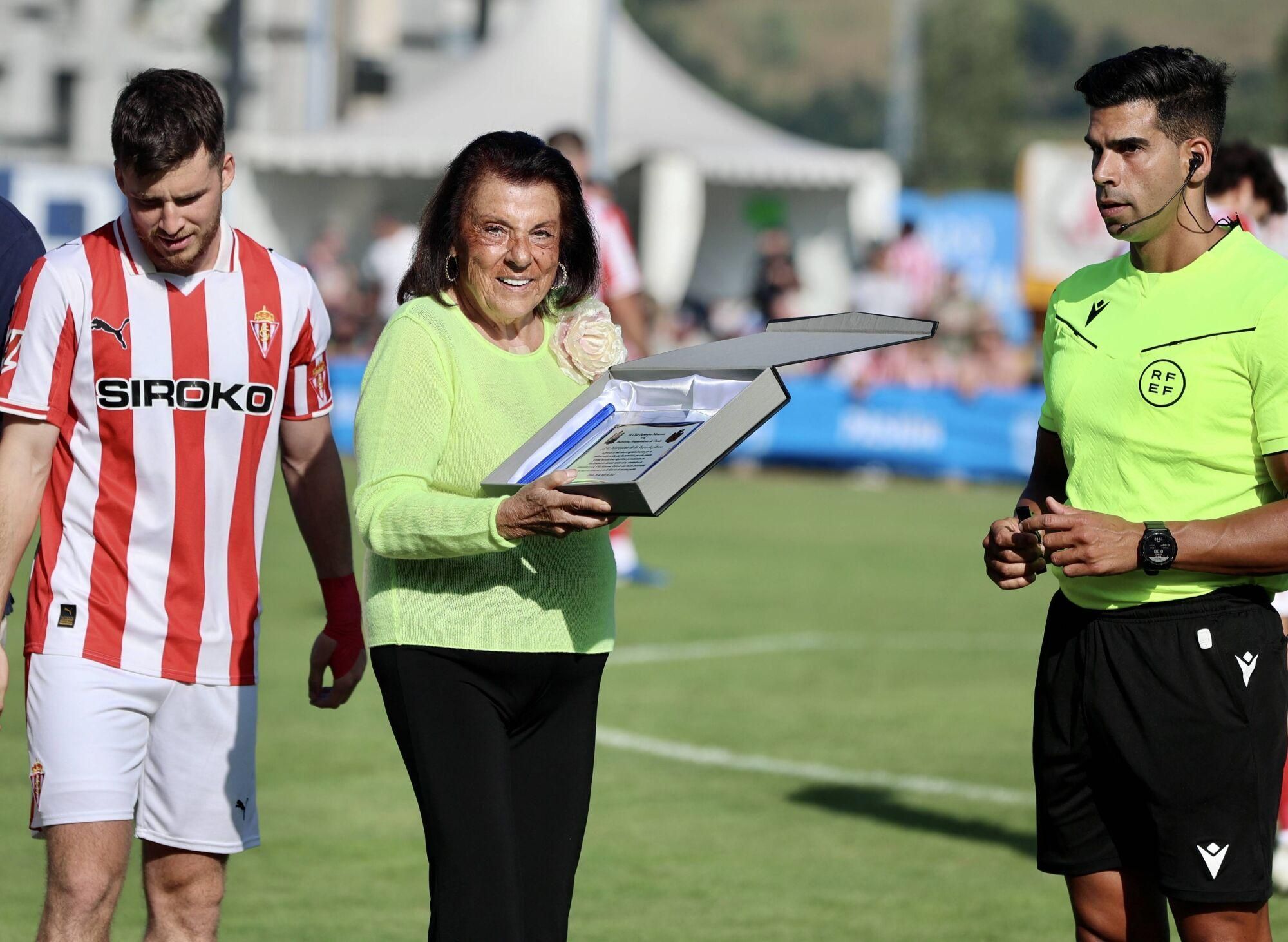 EN IMÁGENES: Amistoso de pretemporada en Grado entre Sporting y Racing de Santander