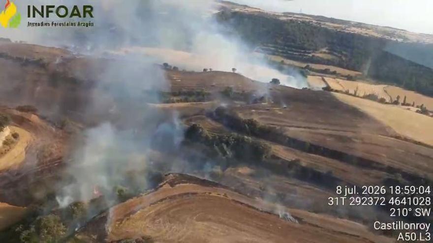 Vídeo | El incendio de Castillonroy afecta a varias granjas, la carretera N-230 y a un tendido eléctrico
