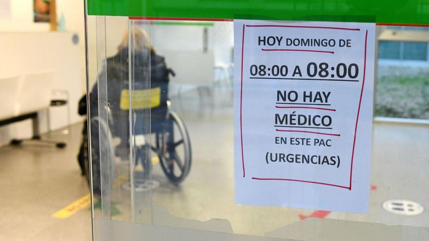 Un cartel anunciando falta de médicos un domingo de verano en el PAC de A Parda.