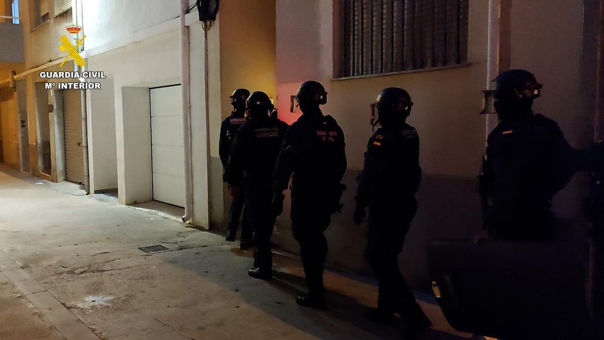 Los agentes, momentos antes de entrar en la vivienda.