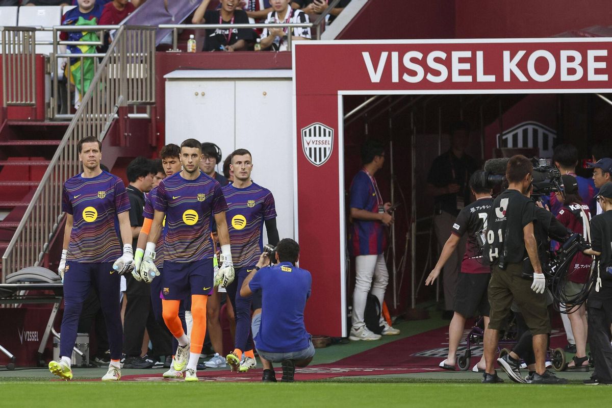 Szczesny, Garcia y Kochen y Peña, detrás, salen a calentar antes del Vissel-Barça.