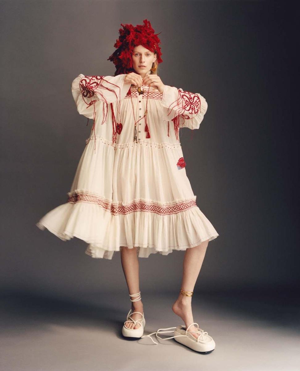 Vestido 'baby doll' oversize con bordados realizados a mano, de Zara Atelier