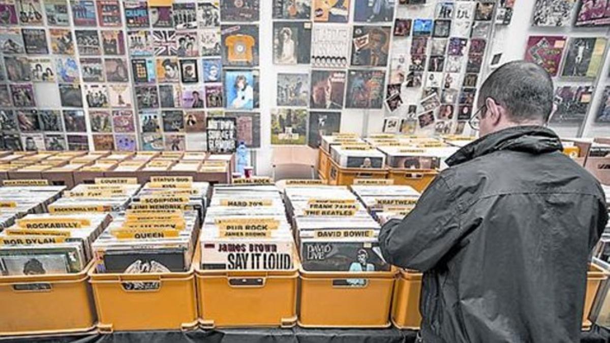 Una parada de la feria, en el 2014; abajo, entrada del concierto de 1965.