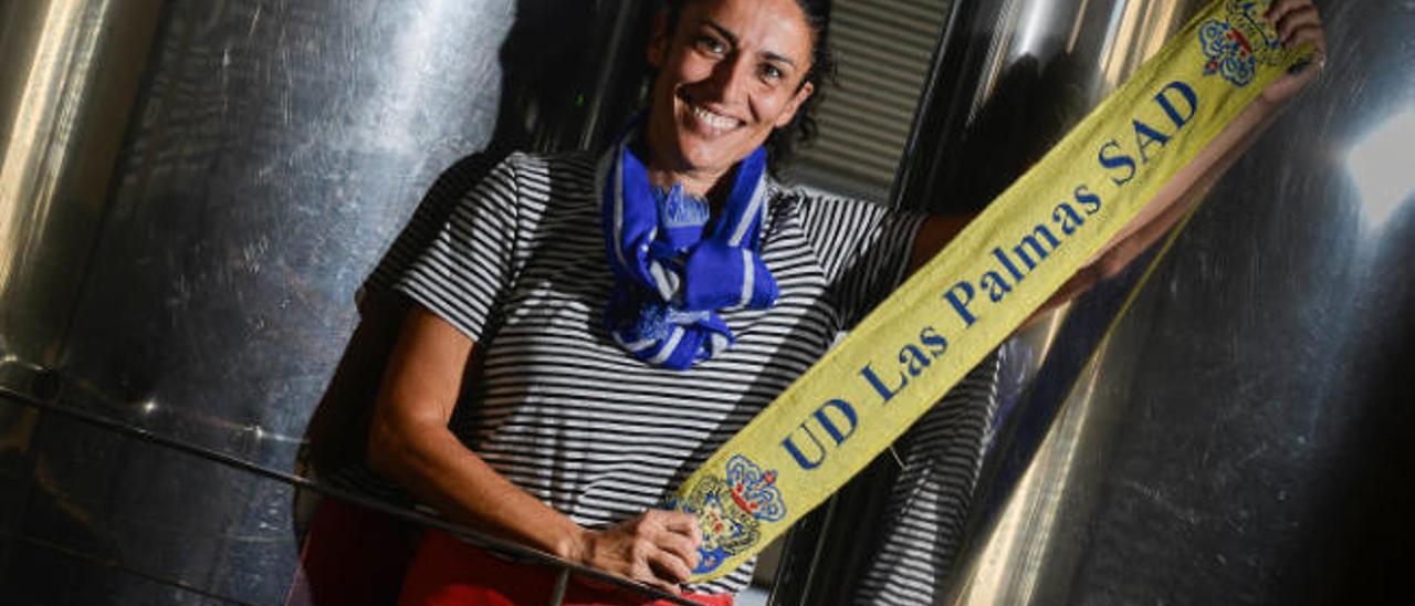 La especialista Raquel Oliva Suárez posa, ayer, con una bufanda de la UD Las Palmas, y otra del CD Tenerife, anudada en su cuello, antes de la entrevista.