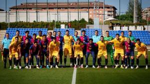 Los jugadores del Barça y Olot posan en la ciudad deportiva azulgrana de Sant Joan Despí.