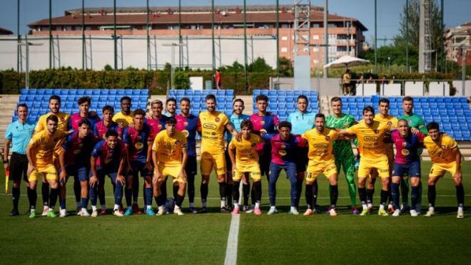 Los jugadores del Barça y Olot posan en la ciudad deportiva azulgrana de Sant Joan Despí.