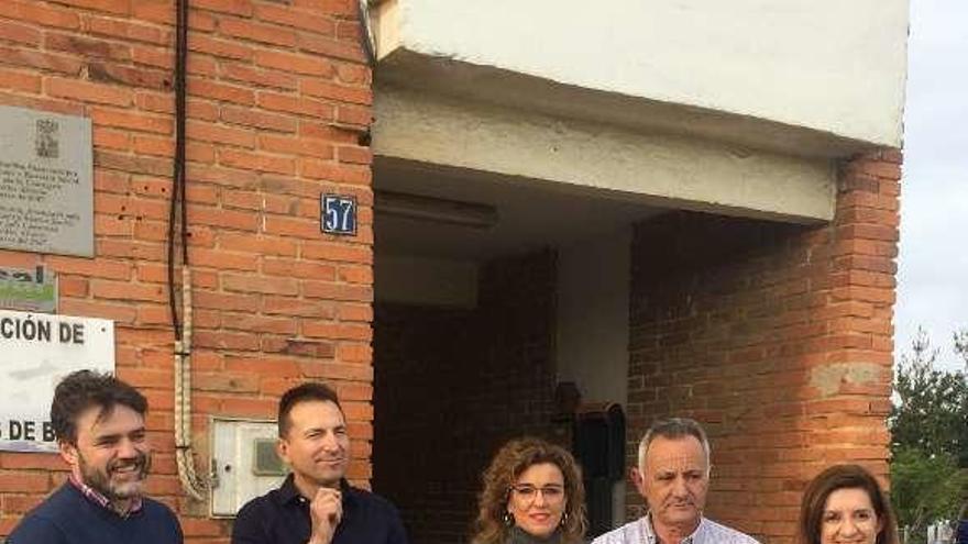 Por la izquierda, Luis Fanjul, Javier Galán, Susana Fernández, Manuel Redondo y Lupe Fernández Brea, ayer, en Bayas.