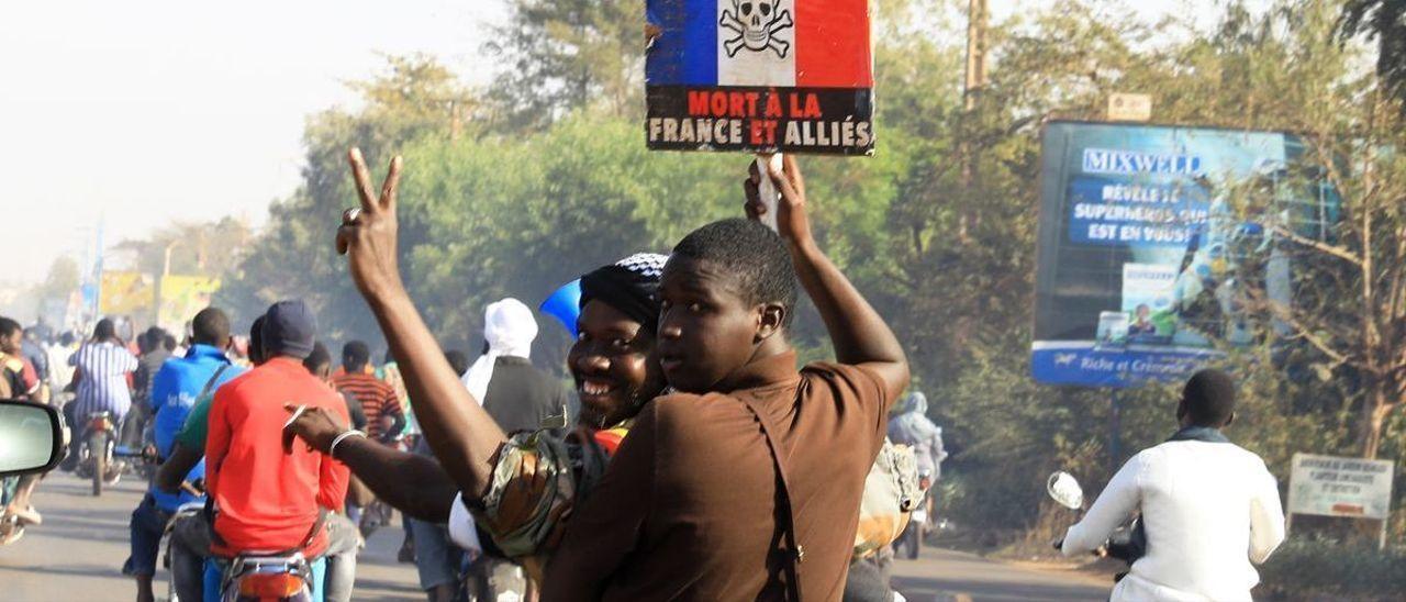 Malienses celebran la salida de las tropas de Francia. /  HADAMA DIAKITE