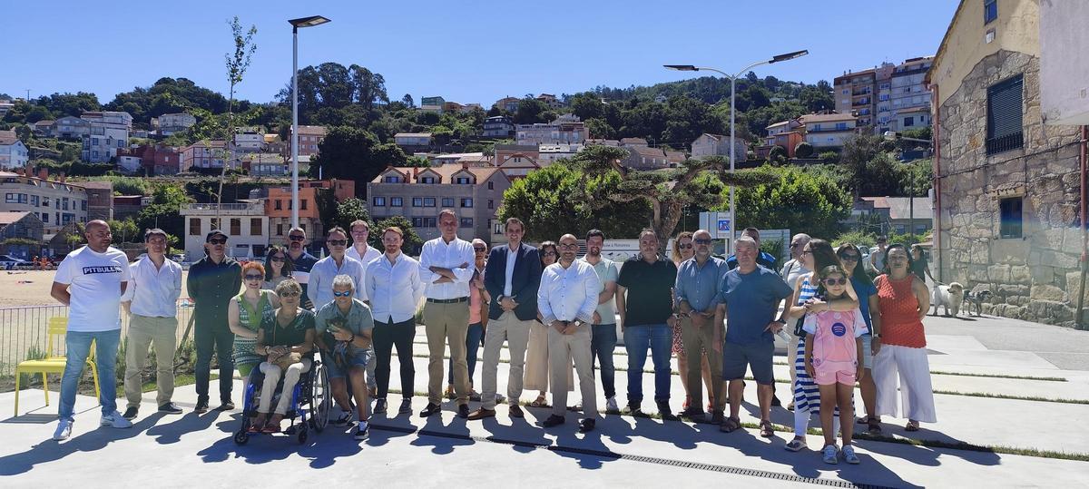 El presidente de la Autoridad Portuaria de Vigo, Carlos Botana, esta mañana con los vecinos del entorno de la plaza. / FdV