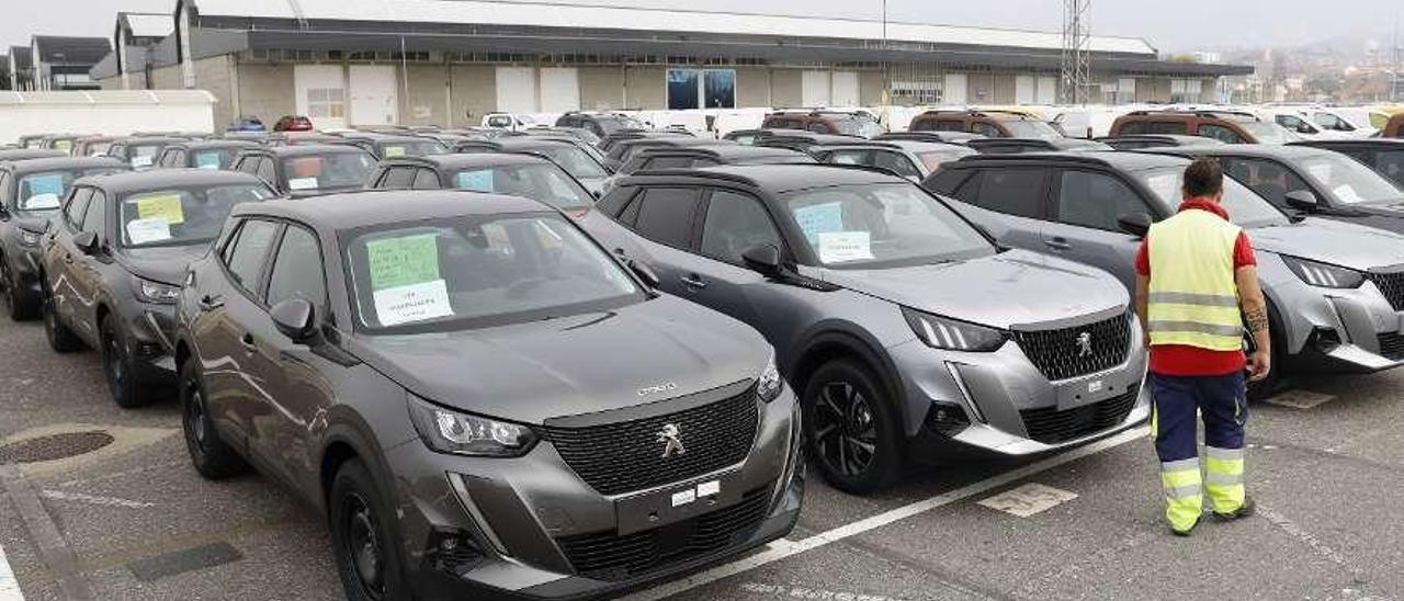 Los nuevos Peugeot 2008 de PSA-Vigo, en la zona en la que se levantará la nave de Bouzas. // R. Grobas