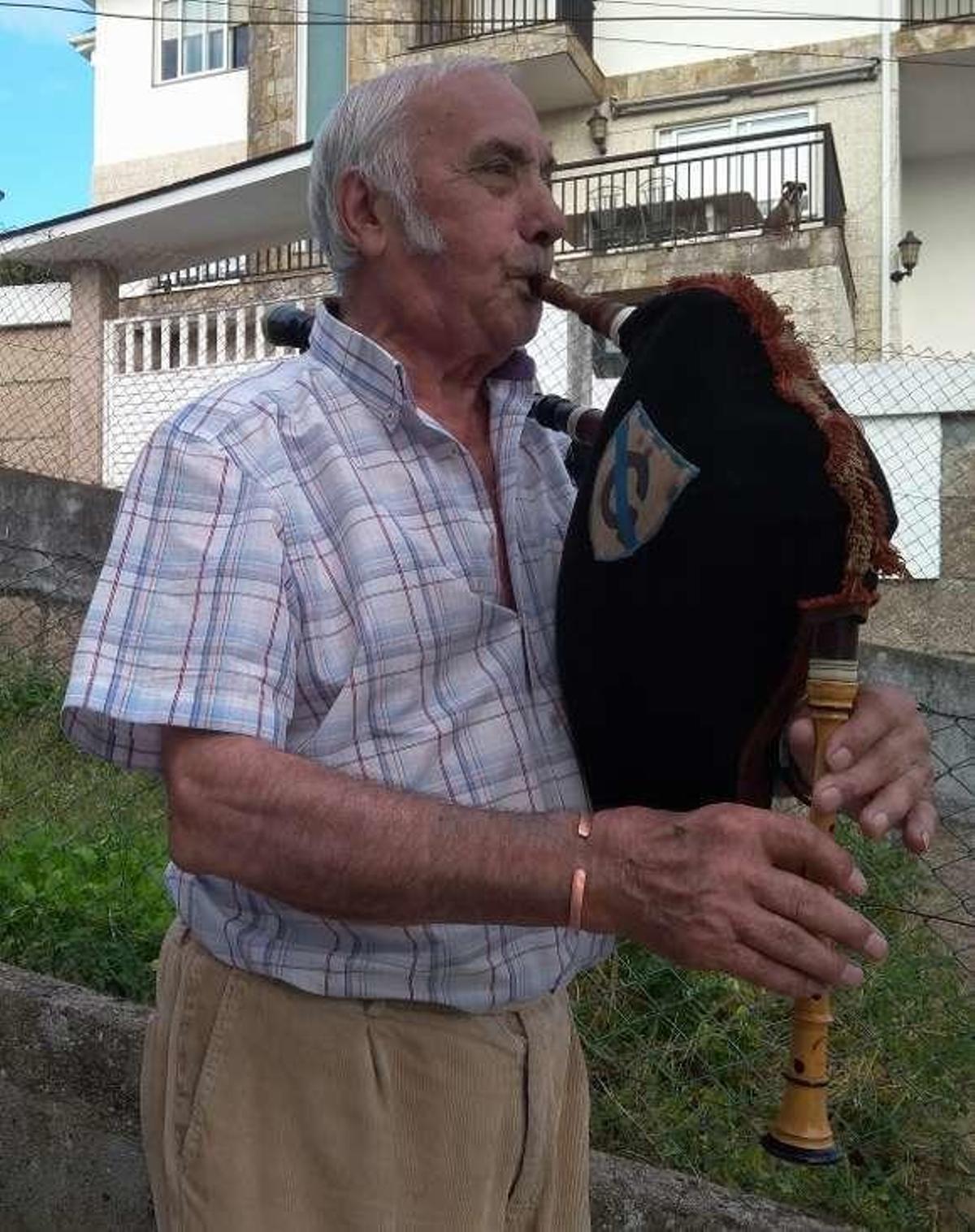 Lucho Solla: un veciño, un gaiteiro, un modelo