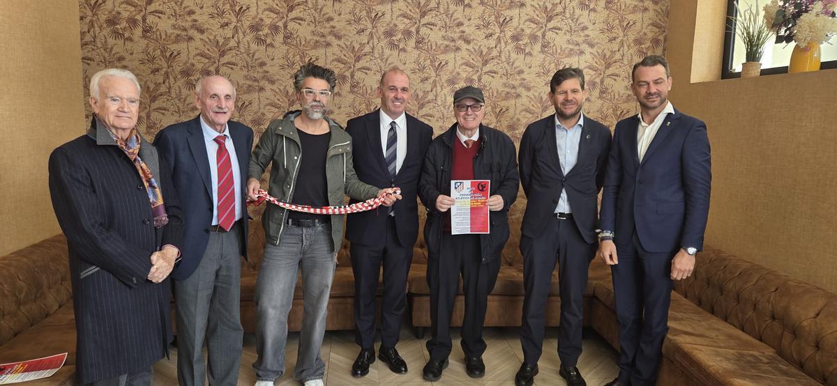 La delegación atlética, con algunos de los presentes.