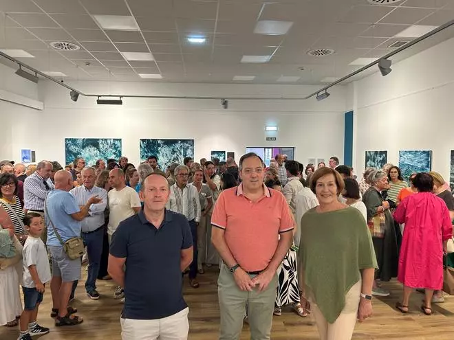 EN IMÁGENES: Inauguración en Villaviciosa de la muestra "La poesía y el mar" de Guillermo Simón