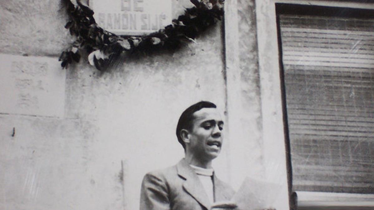 Miguel Hernández, durante una lectura de poemas en las filas republicanas.