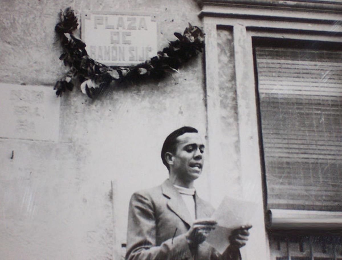 Miguel Hernández, durant una lectura de poemes a les files republicanes.