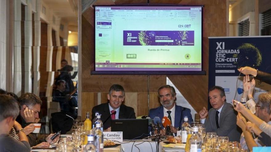 DIRECTO Últimas noticias sobre Catalunya y las elecciones del 21-D
El CNI contabiliza 70 ataques contra webs del Gobierno tras el anuncio de la aplicación del 155