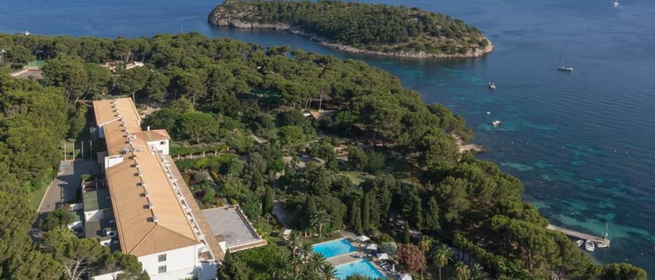 Vista aérea del hotel Formentor y de parte de su entorno. El establecimiento espera la licencia de reforma desde hace años.