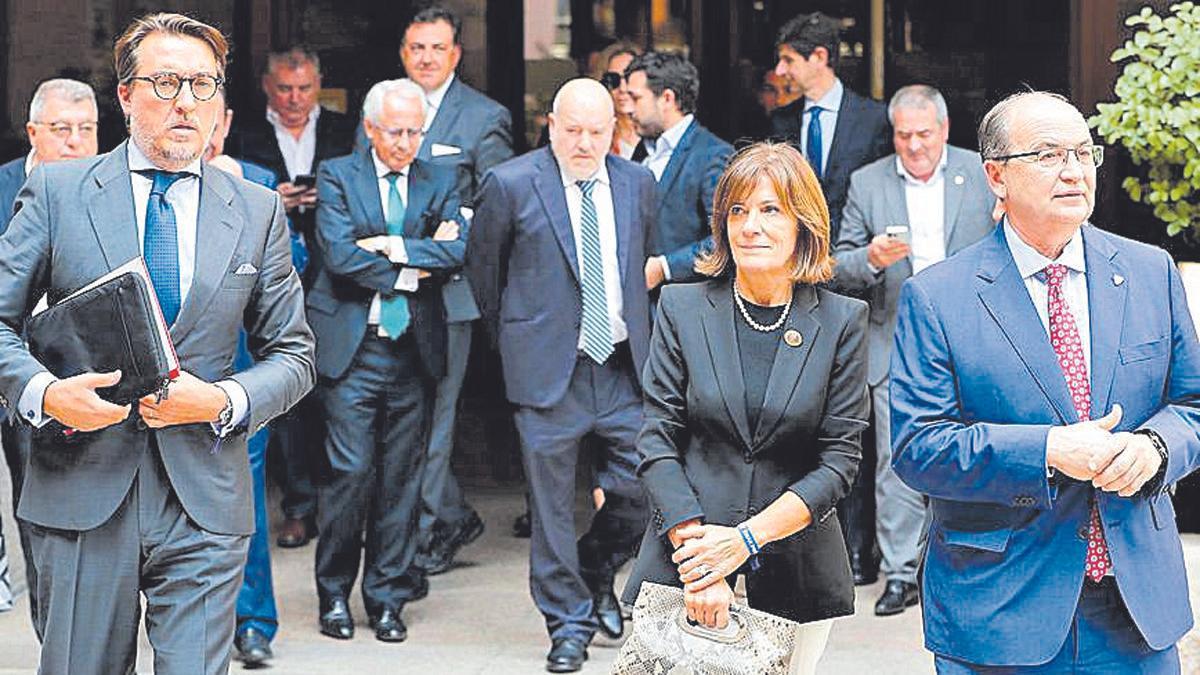 El presidente del Levante, Quico Catalán, junto a otros mandatarios, tras la reunión de clubes