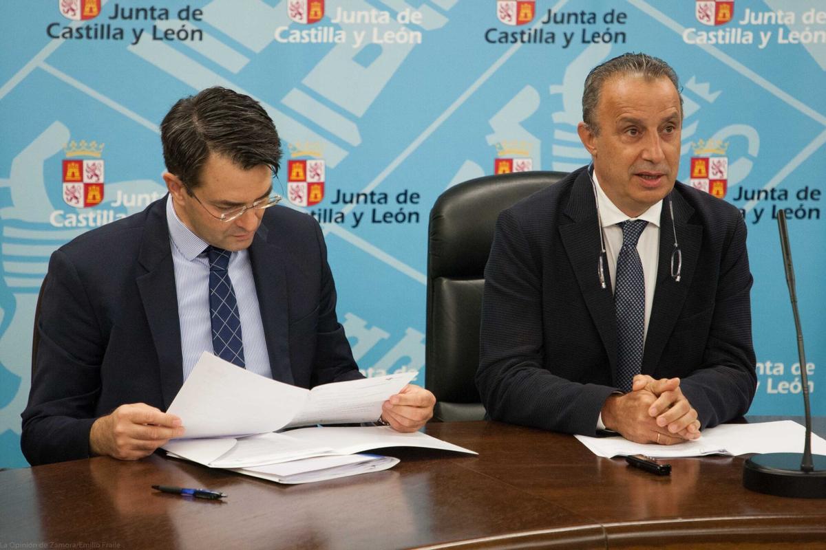 FRANCISCO JAVIER MONTES VILLAMERIEL, GERENTE ASISTENCIA SANITARIA Y CASTO LOPEZ CAÑIBANO, JEFE DE SANIDAD, EN UN MOMENTO DE LA RUEDA DE PRENSA. GERENTE DE ATENCION PRIMARIA Y HOSPITALARIA DE ZAMORA. CAMPAÑA DE VACUNACION GRIPE