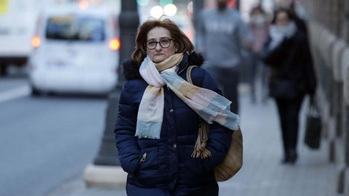 Una mujer camina abrigada por las calles de Murcia, en una imagen de archivo