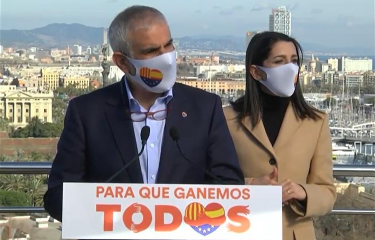 El candidato de Cs a la Presidencia de la Generalitat Carlos Carrizosa  junto a Inés Arrimadas.