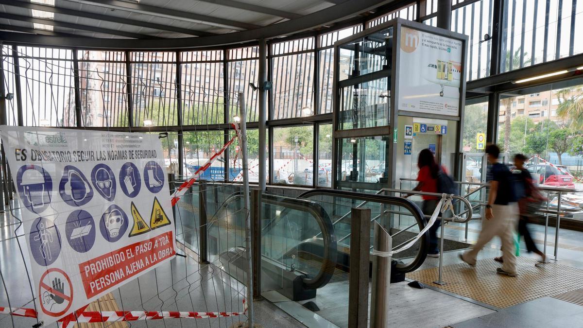 Marítim-Serrería reabre tras todo un verano cerrada y con material de obra acumulado