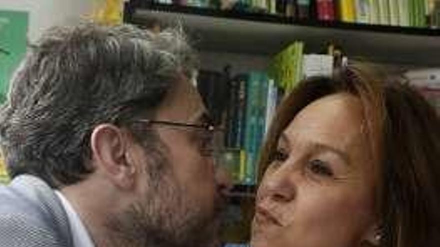 Màxim Huerta y la escritora María Dueñas, ayer, en la Feria del Libro en El Retiro. // Efe