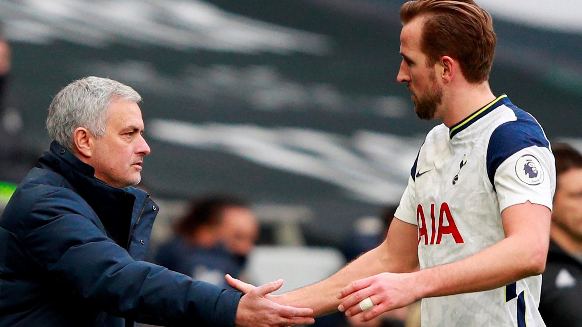 Mourinho saluda a Kane.