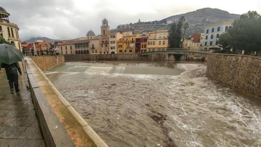 Aspecto que presentaba ayer a primera hora de la tarde el río Segura a su paso por el casco urbano de Orihuela.