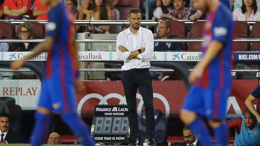 Luis Enrique Martínez, desencajado, ayer, mientras Neymar y Messi caminan cabizbajos. // Alejandro García