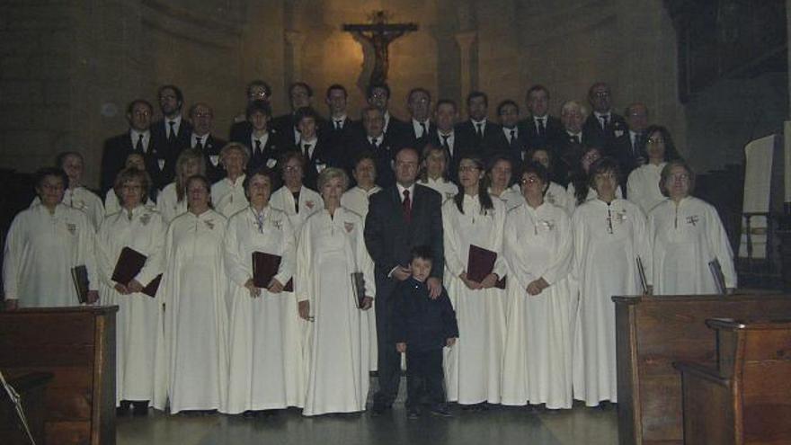 Los integrantes del coro sacro «Jerónimo Aguado» en su visita al monasterio de Santo Domingo de Silos.