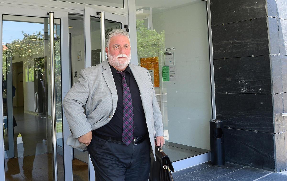 El abogado Alfredo Iglesias saliendo del Juzgado de Cangas.