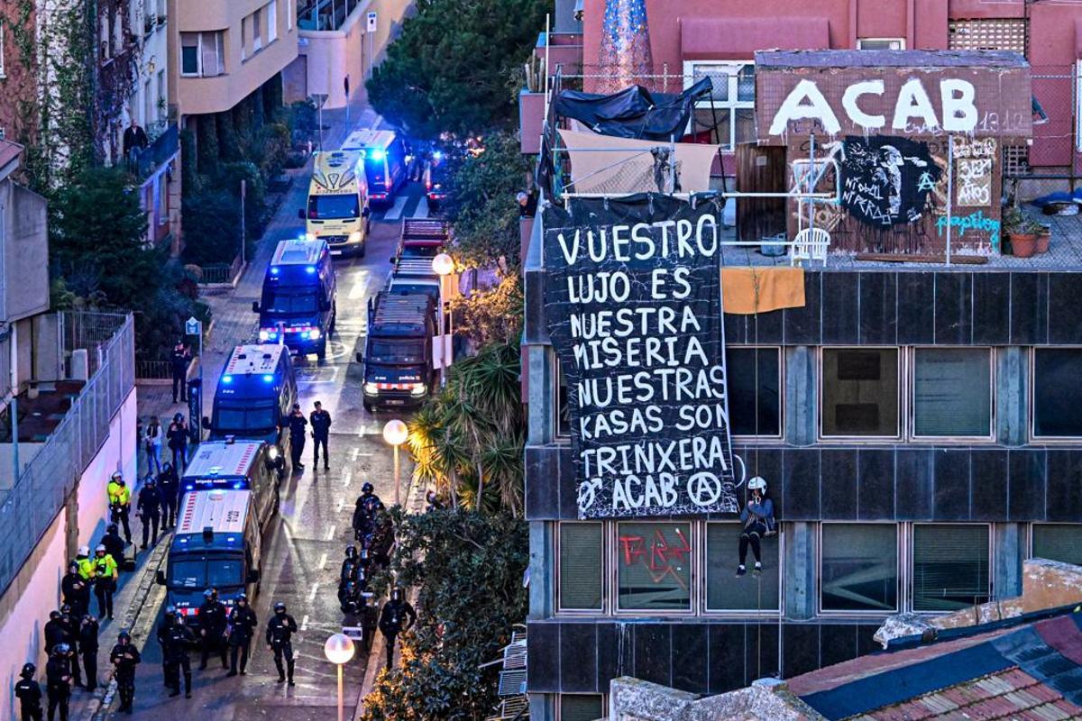Imagen de un okupa colgado de la fachada de 'El Kubo'.