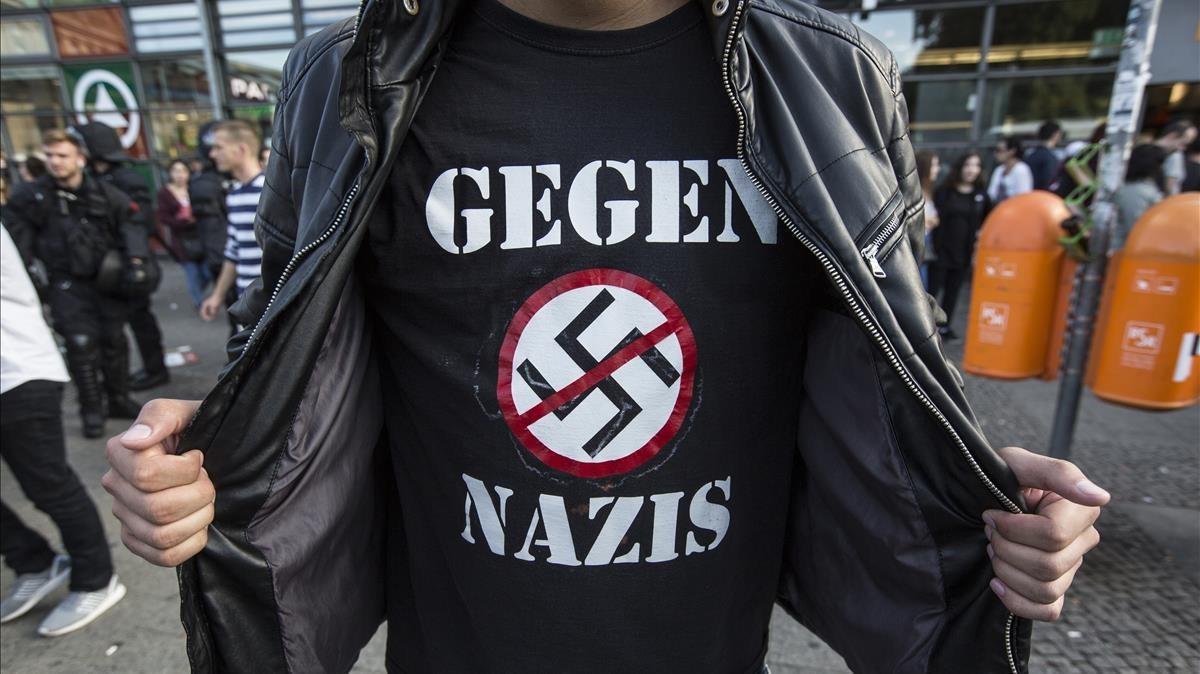 zentauroepp39742656 berlin  germany   august 19   a protester wearing a t shirt 170822163353