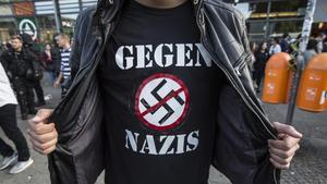 zentauroepp39742656 berlin  germany   august 19   a protester wearing a t shirt 170822163353