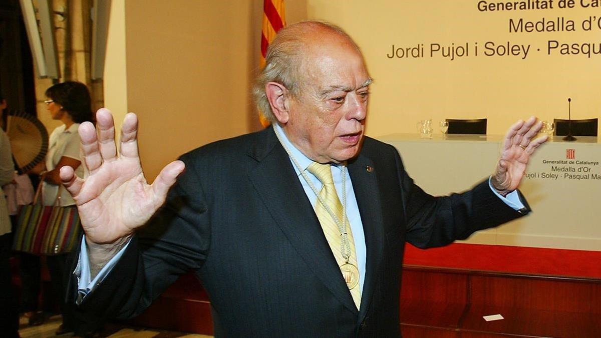 Jordi Pujol, en el acto institucional en el que el 'president' José Montilla le impuso la Medalla d'Or de la Generalitat