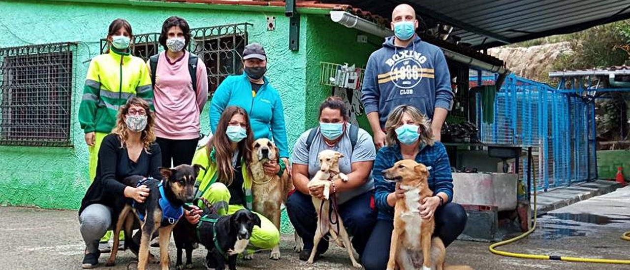 Personal del área y del Refugio de Cambados.   | //  FDV