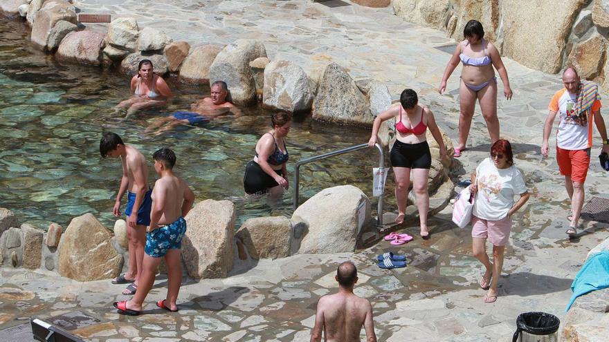 Bañistas en las termas de A Chavasqueira, a primera hora de la tarde de ayer. |   // IÑAKI OSORIO