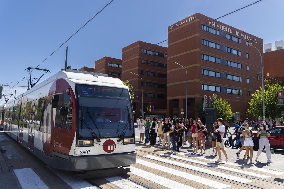 Valencia. Alumnado en el Campus de Tarongers subiendo al tranvia