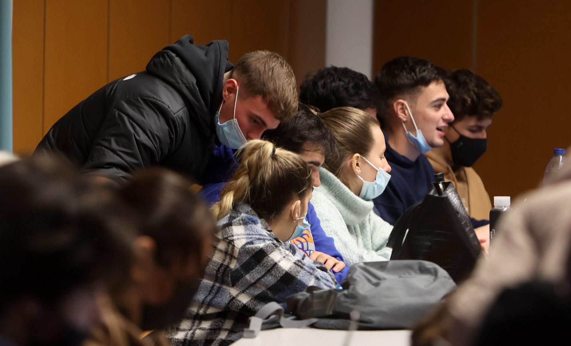 Clases con abrigo y manta ante la negativa de la UA a encender la calefacción